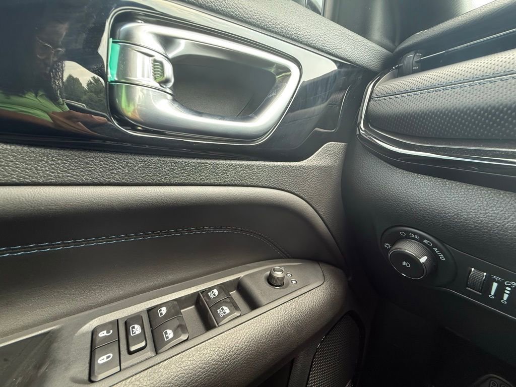 New 2025 Jeep Compass Limited w/ Sun & Sound Group image 32