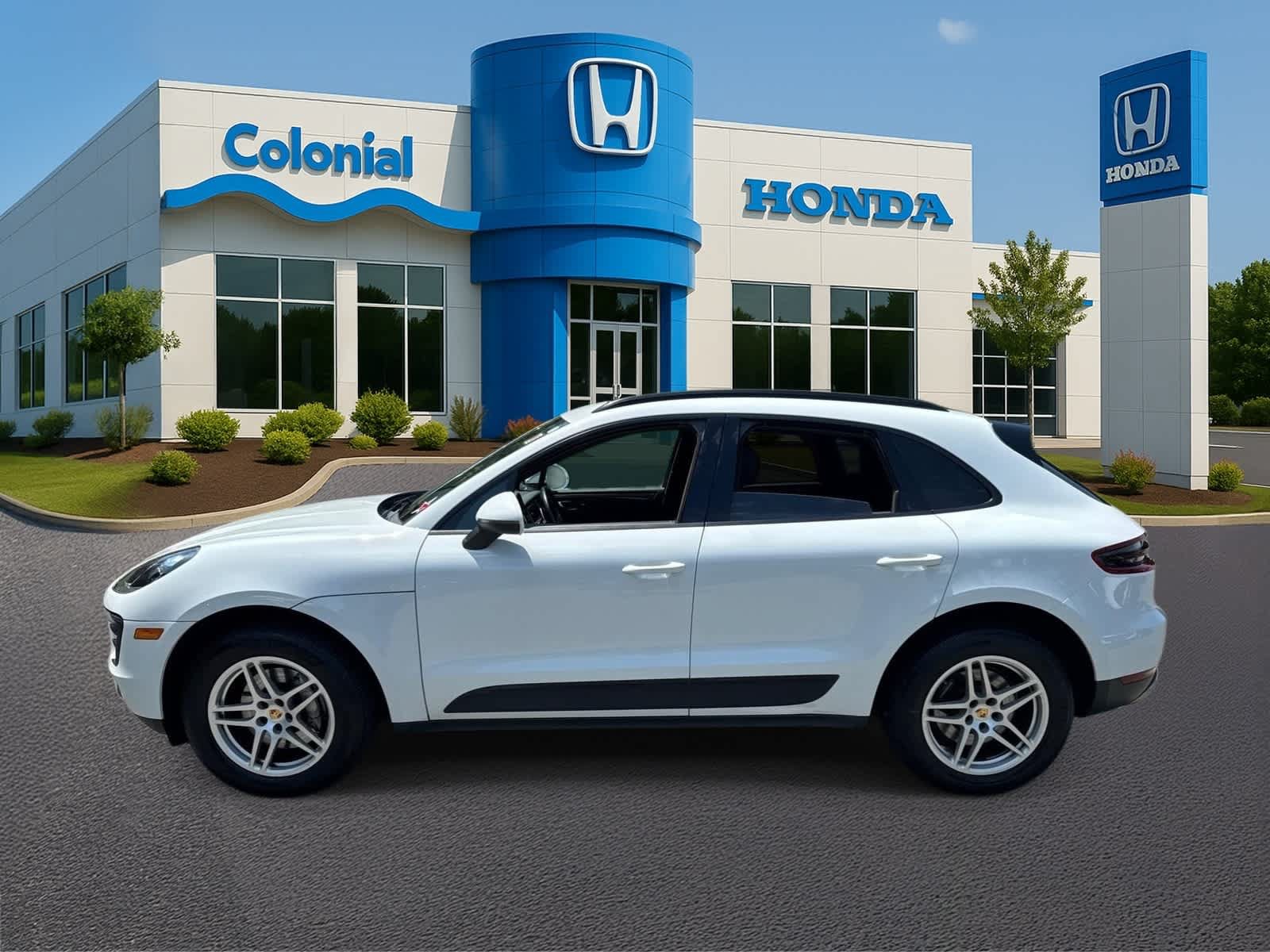 Used 2017 Porsche Macan AWD/4WD image 3