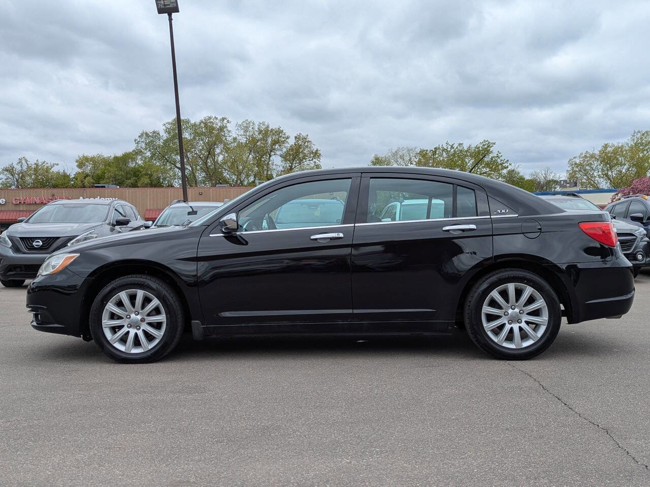 Used 2013 Chrysler 200 Limited FWD image 8