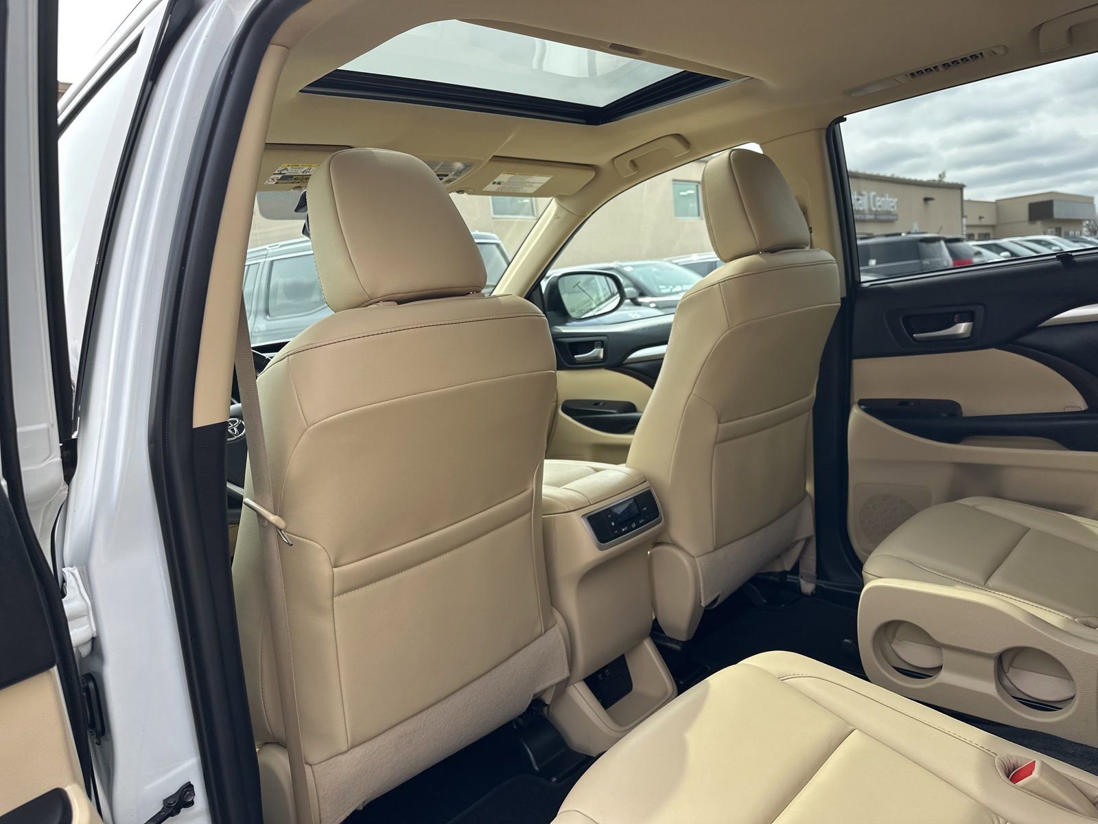 Used 2019 Toyota Highlander XLE AWD/4WD image 19