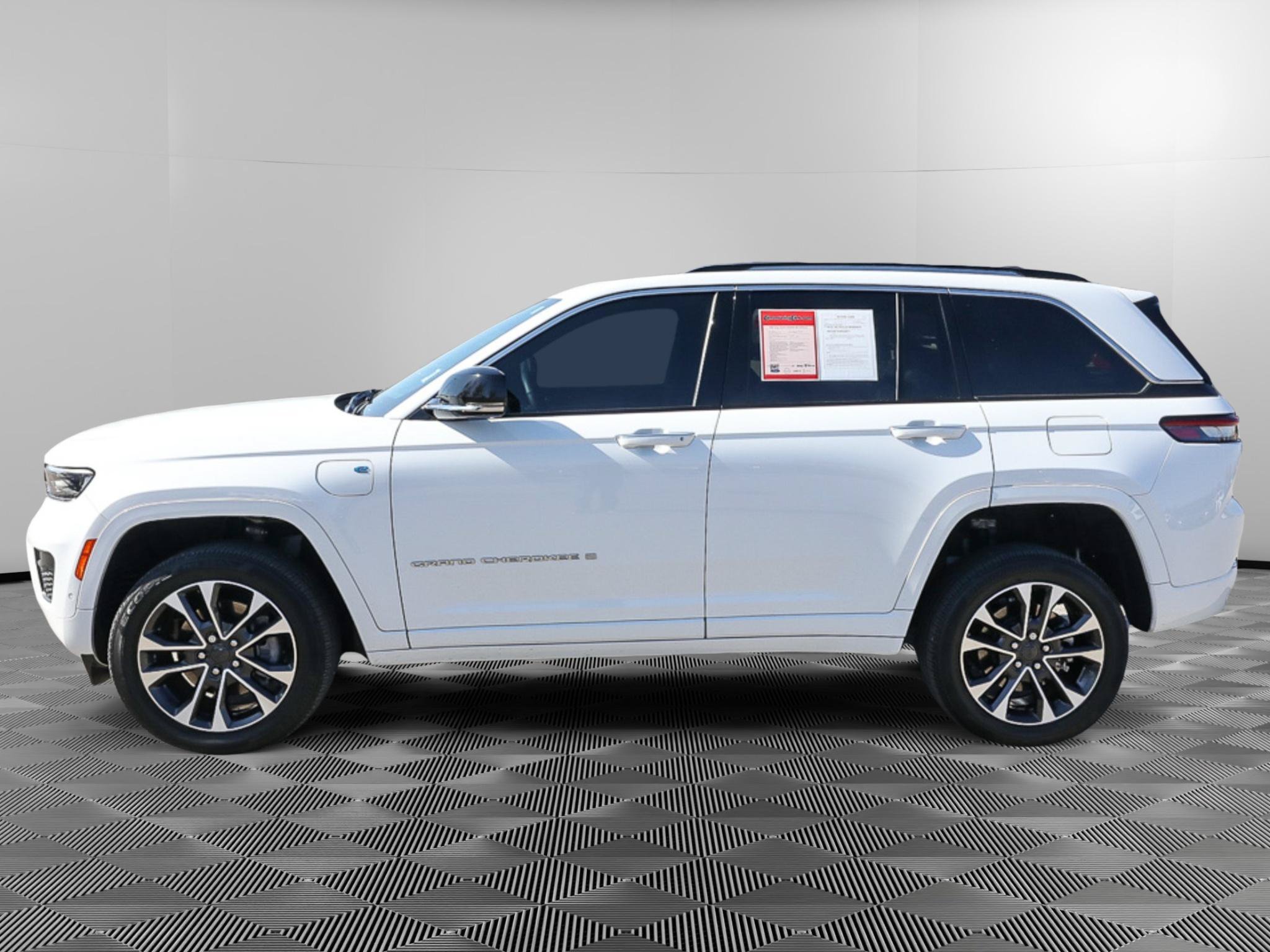 Used 2022 Jeep Grand Cherokee Overland w/ Advanced Protech Group III AWD/4WD image 2