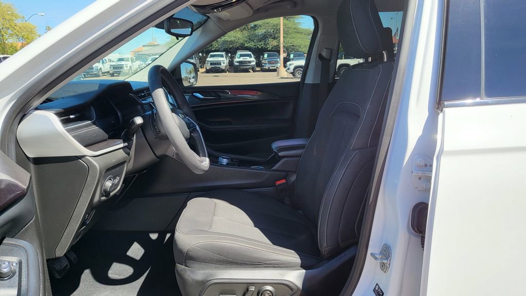 Used 2023 Jeep Grand Cherokee L Laredo RWD image 28