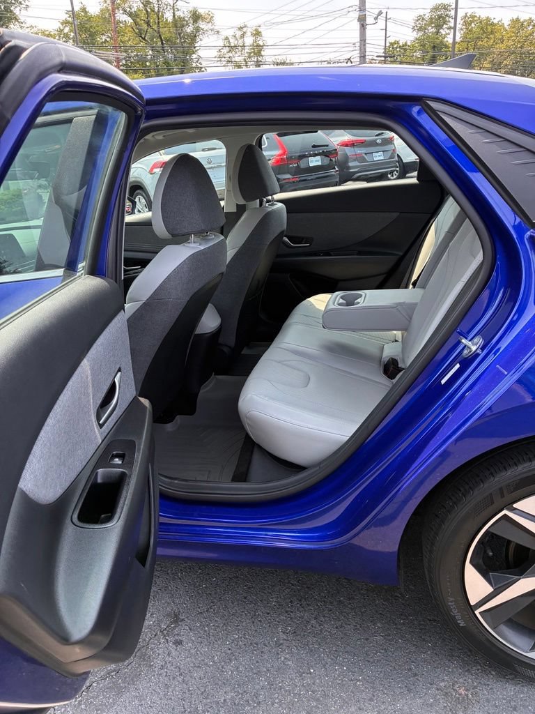 Used 2023 Hyundai Elantra Limited FWD image 19