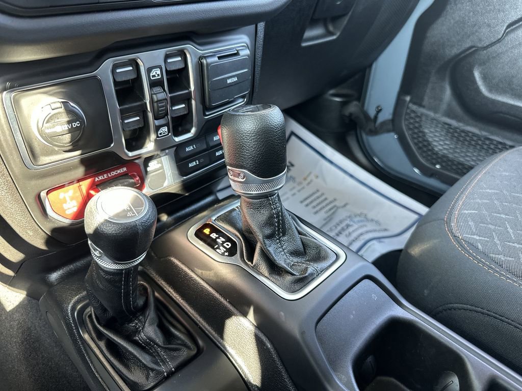 Used 2025 Jeep Gladiator Mojave w/ Convenience Group AWD/4WD image 19