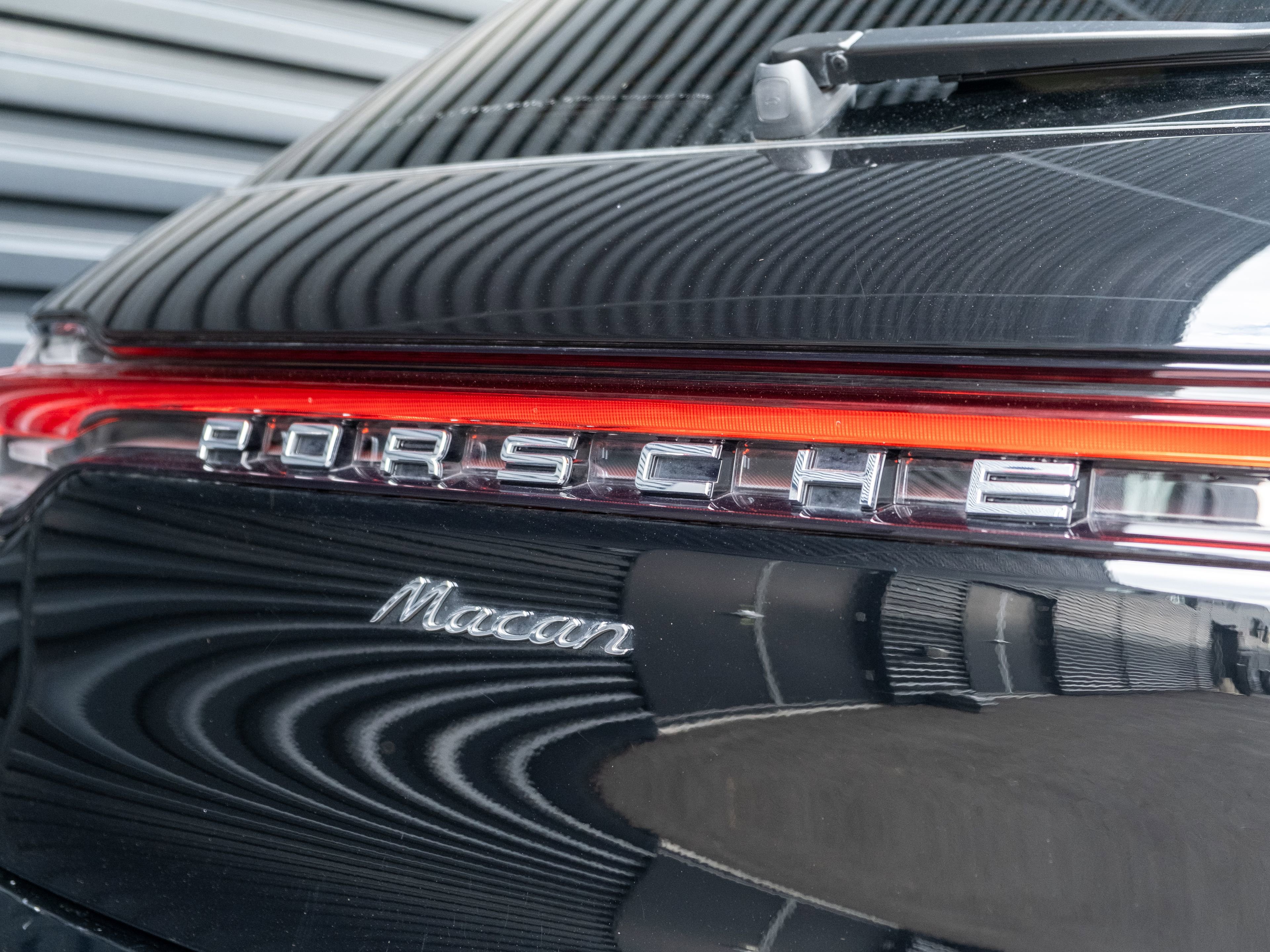 Certified 2023 Porsche Macan AWD/4WD image 18