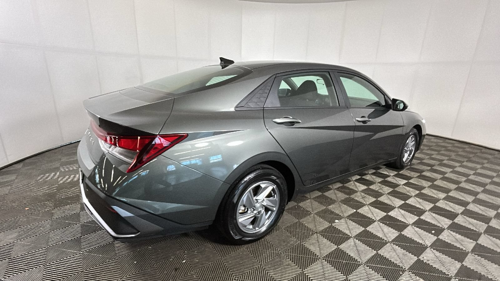 Certified 2024 Hyundai Elantra SE FWD image 3