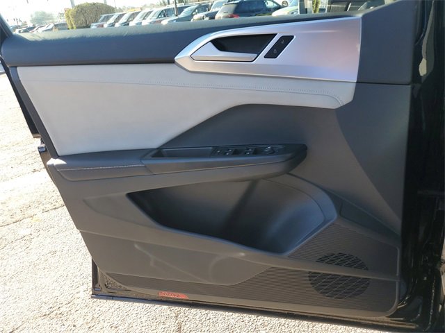 Used 2025 Volkswagen Taos SE image 29