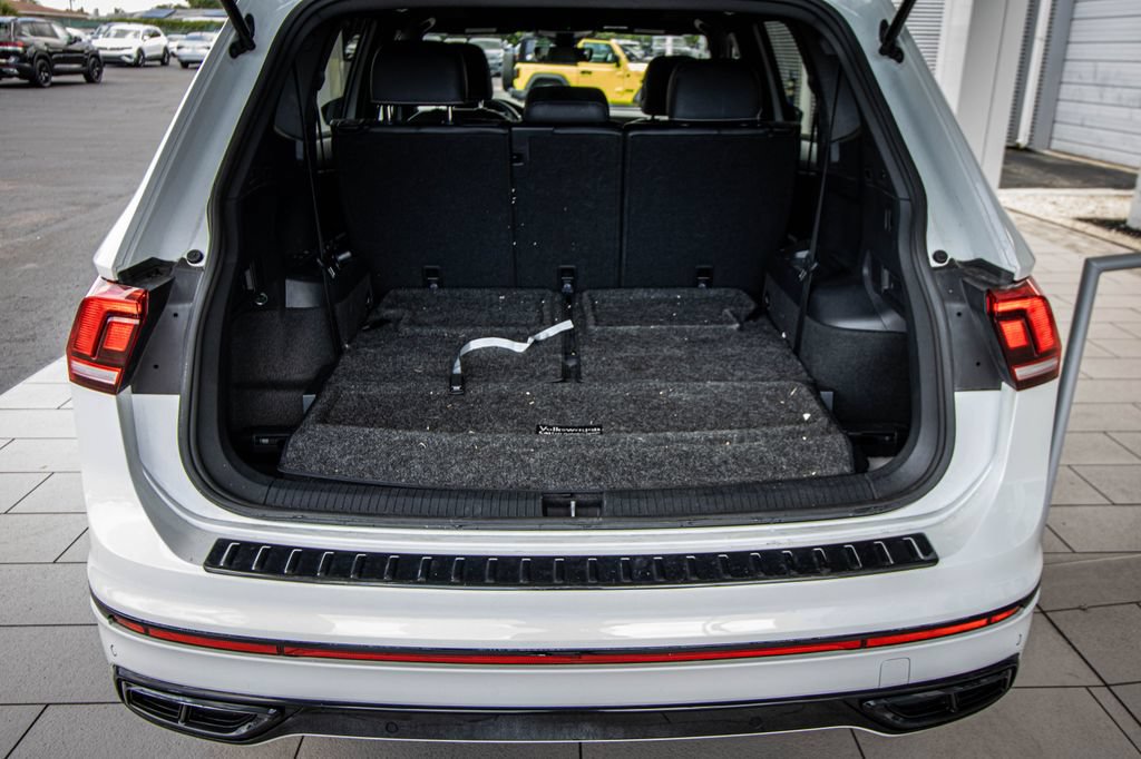 Certified 2023 Volkswagen Tiguan SE R-Line FWD image 17