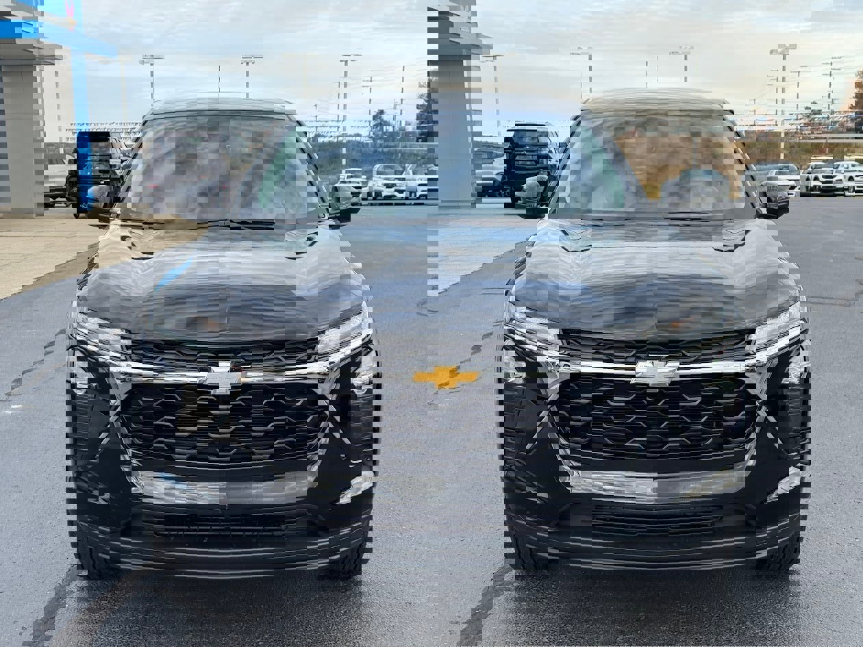 Used 2025 Chevrolet Trax LS w/ LS Convenience Package image 2