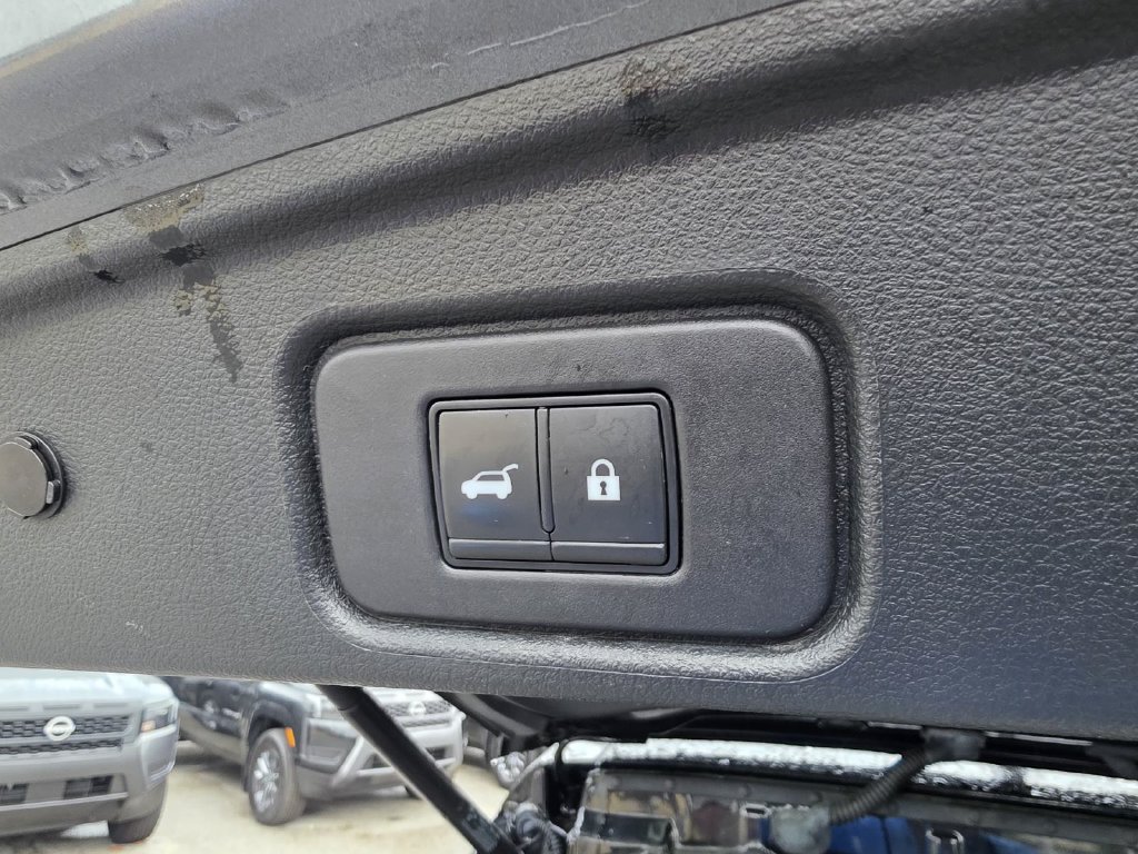 Used 2022 Nissan Pathfinder Platinum w/ Cargo Package FWD image 12