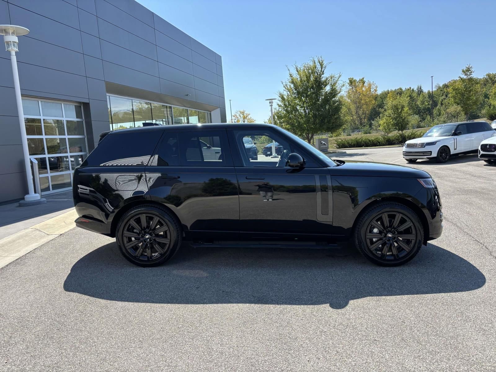 New 2025 Land Rover Range Rover SE image 4