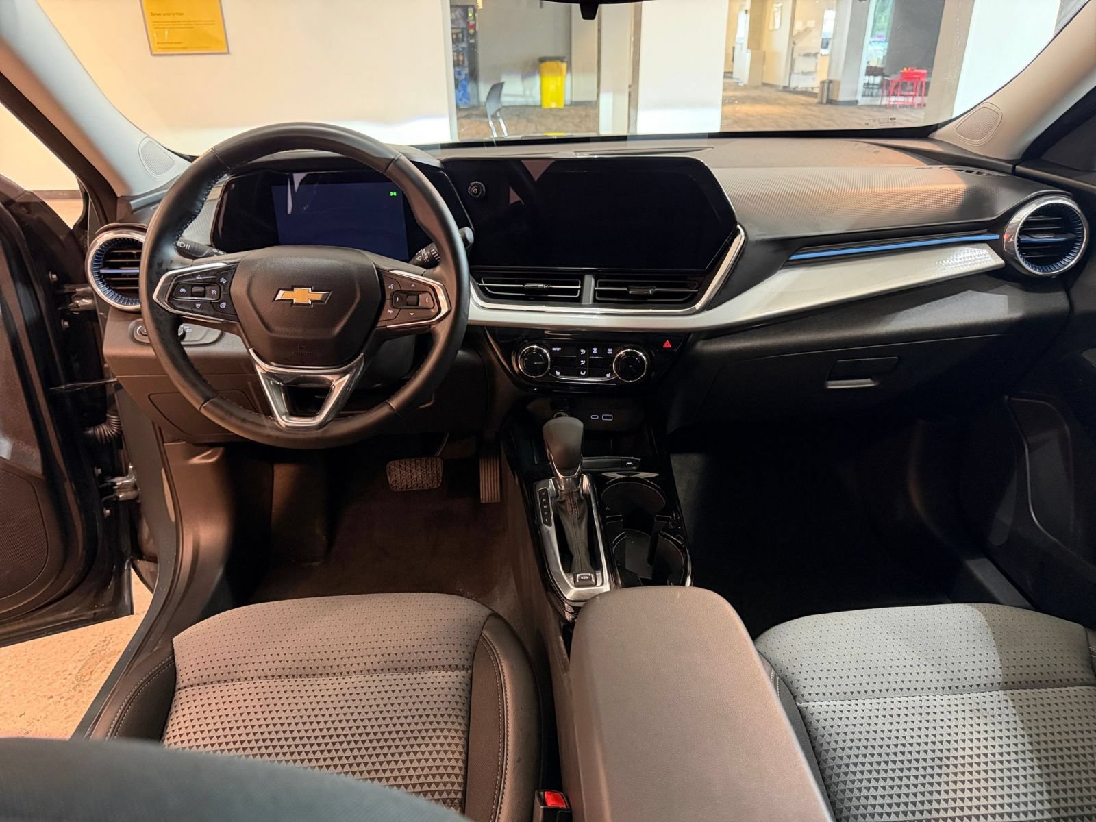 Used 2025 Chevrolet Trax LT w/ LT Convenience Package FWD image 32