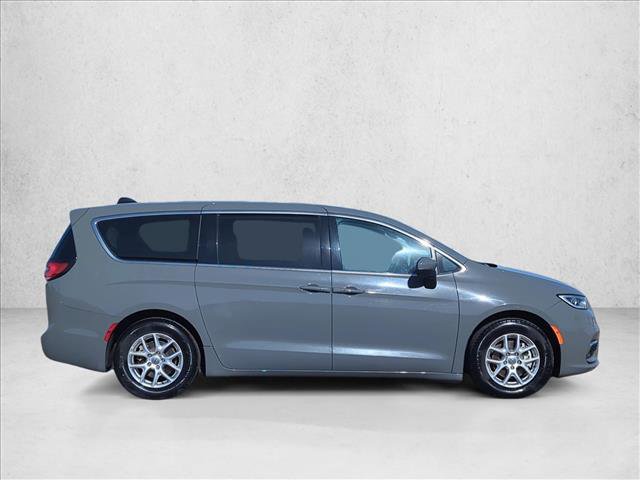 Used 2023 Chrysler Pacifica Touring-L FWD image 4