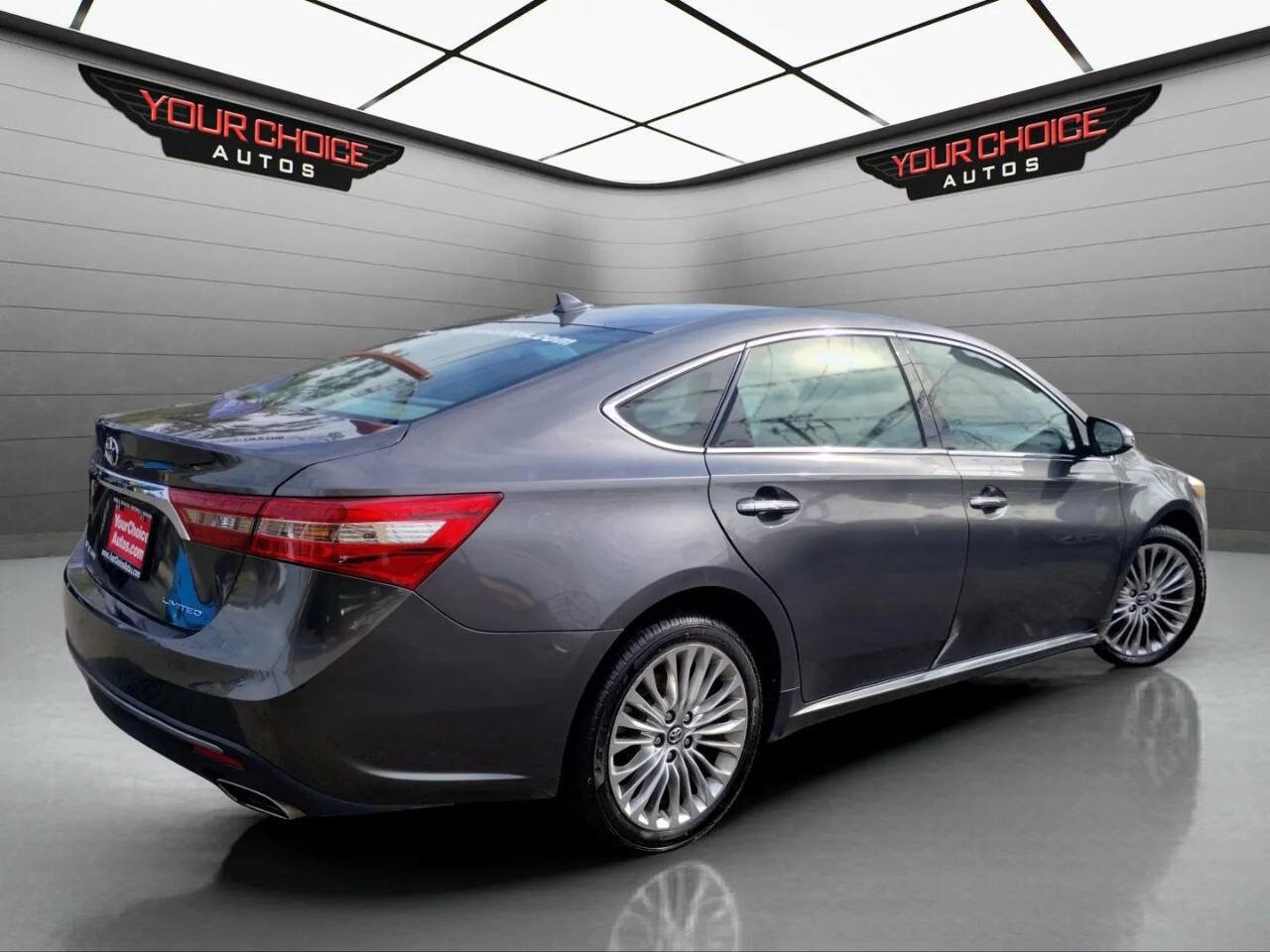 Used 2018 Toyota Avalon Limited image 5