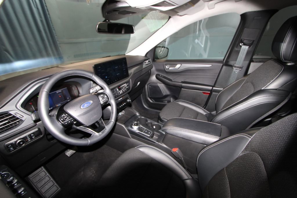 Used 2025 Ford Escape SE image 3