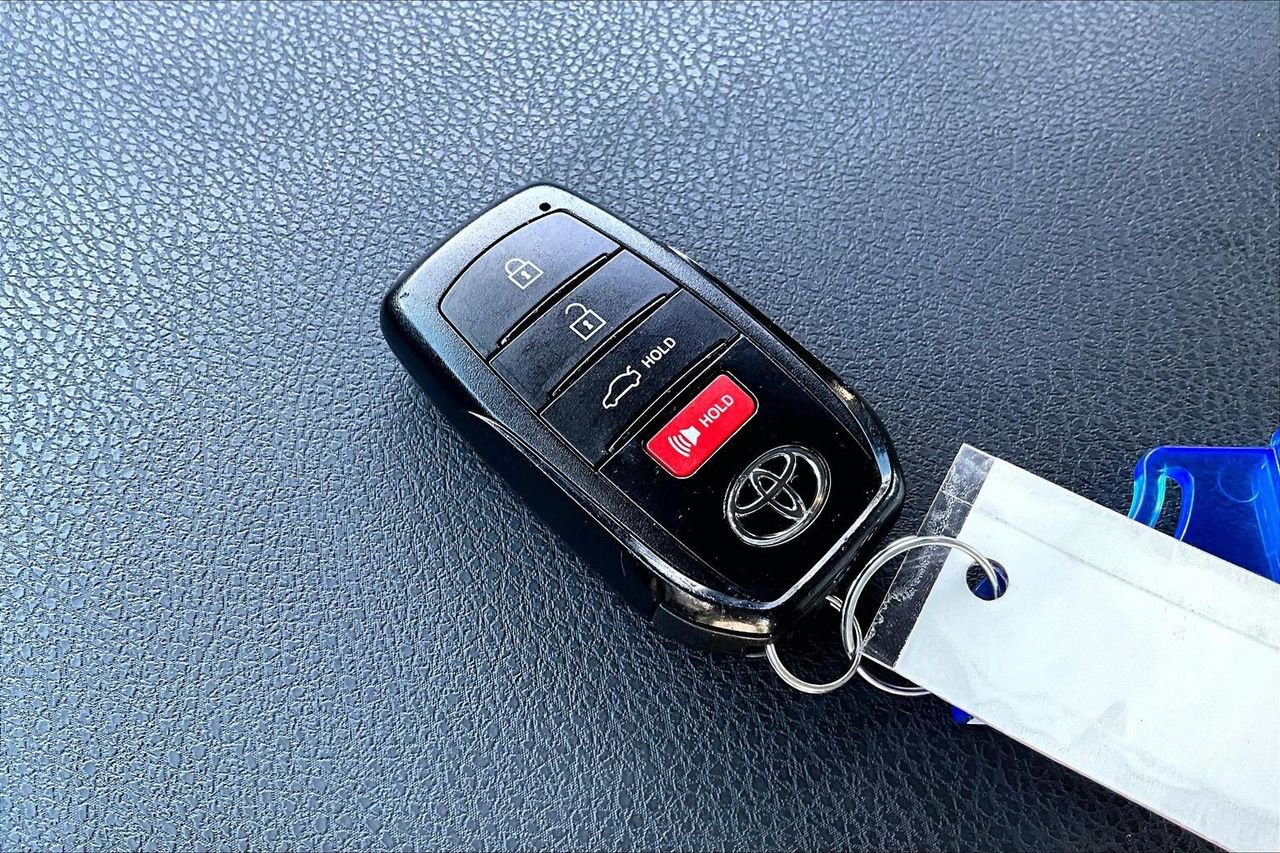 Used 2025 Toyota Camry SE image 32