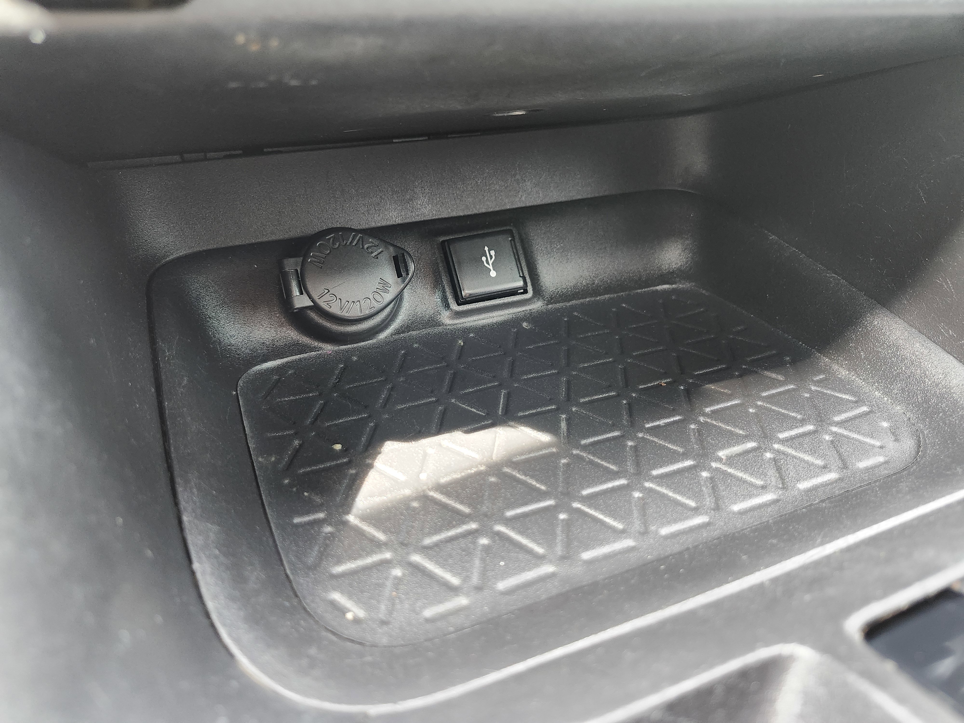 Used 2021 Toyota RAV4 XLE Premium image 10