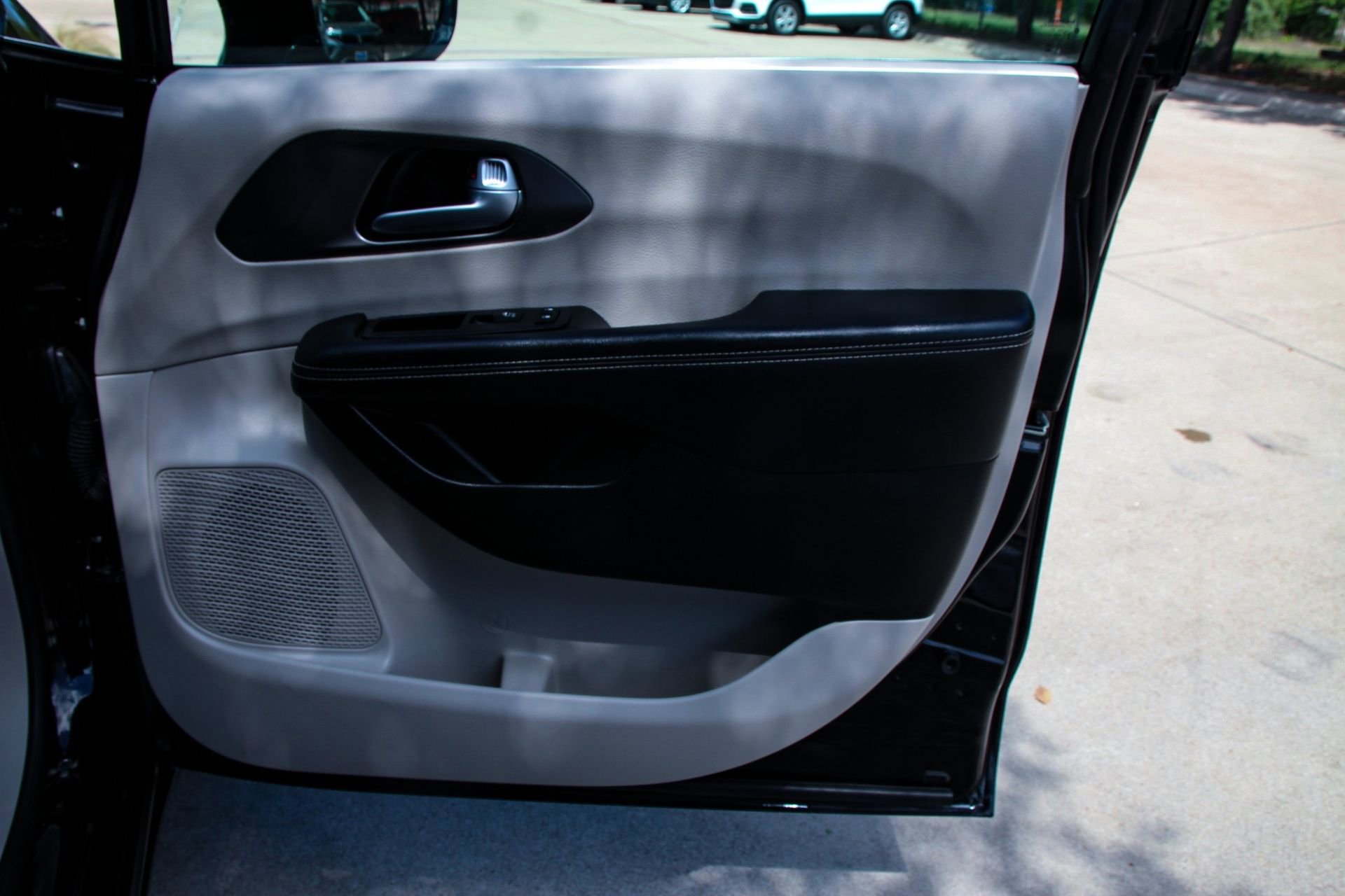 Used 2024 Chrysler Pacifica Touring-L image 26