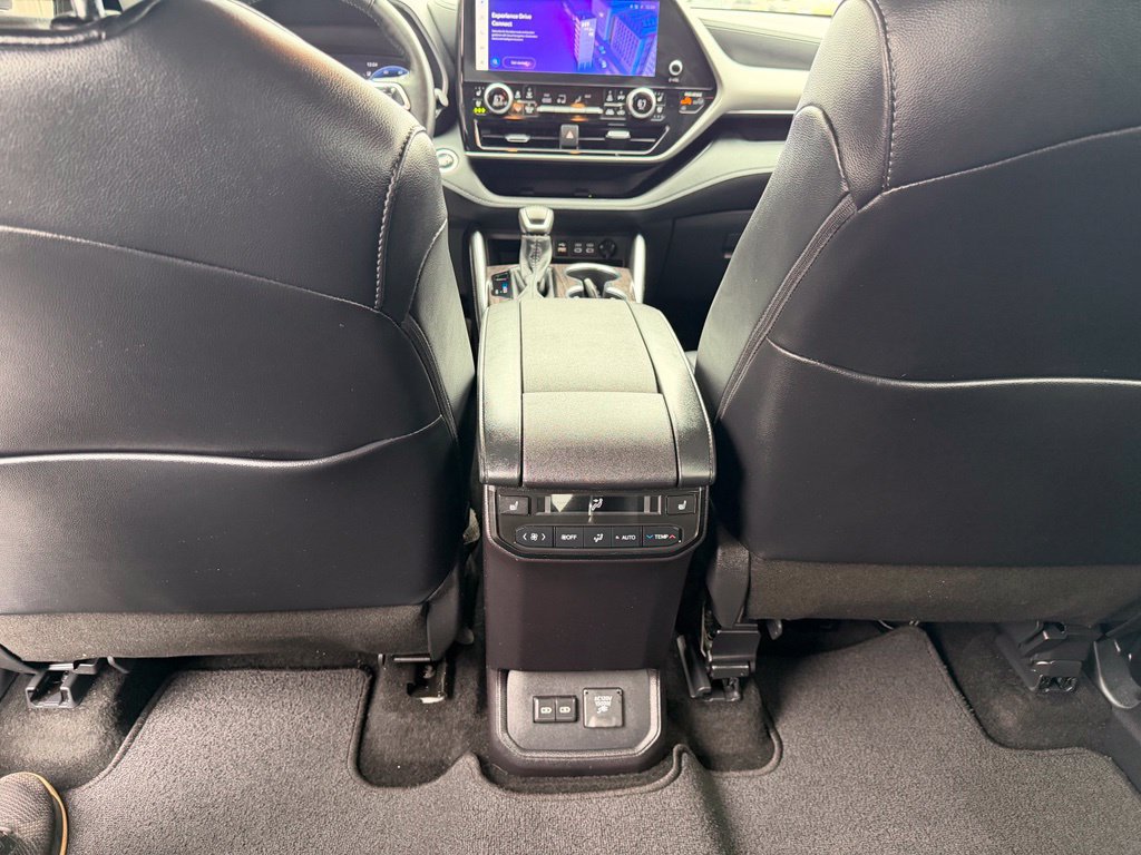 Used 2024 Toyota Highlander Platinum AWD/4WD image 13