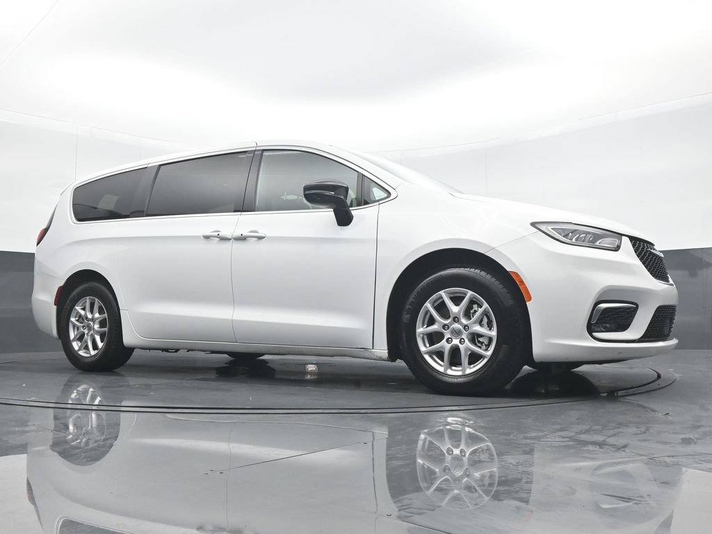 Used 2025 Chrysler Pacifica Select FWD image 32