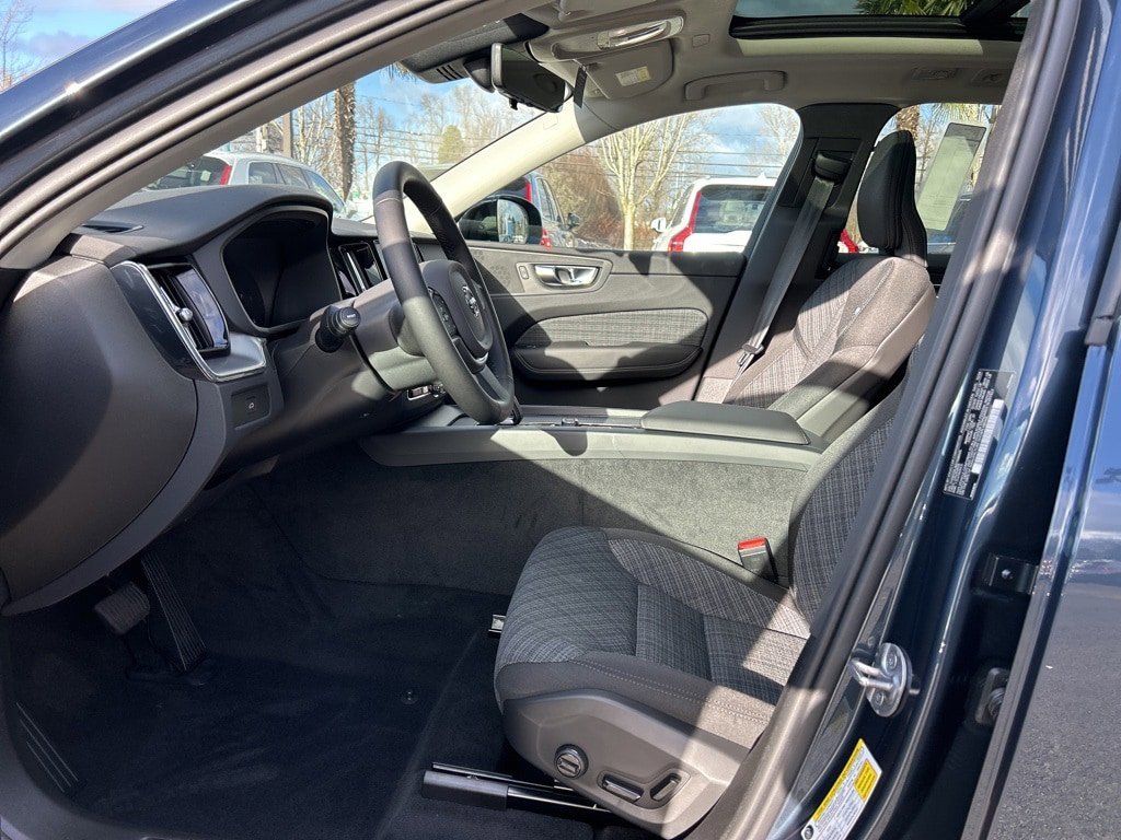 Certified 2025 Volvo XC60 B5 Core w/ Protection Package Premier AWD/4WD image 4