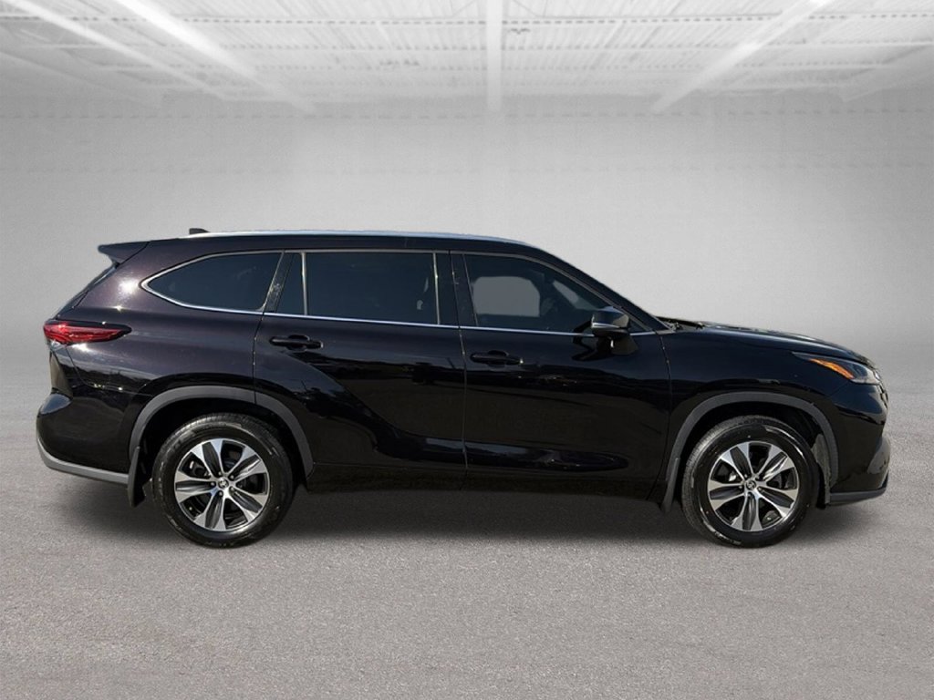 Used 2021 Toyota Highlander XLE AWD/4WD image 7