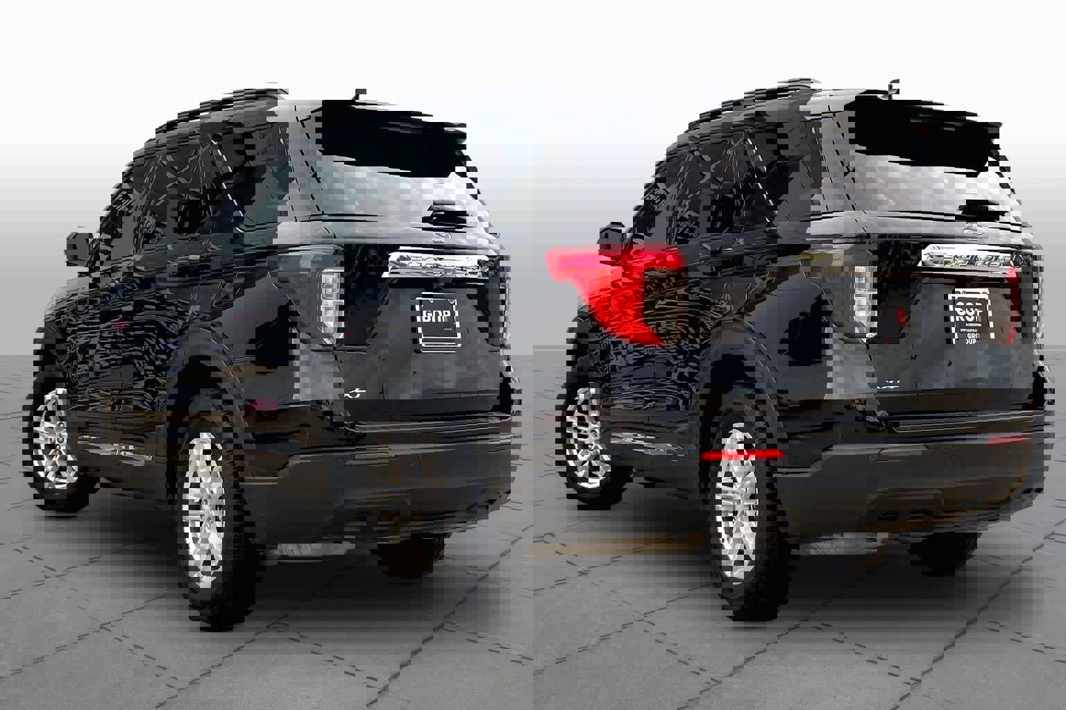 Used 2024 Ford Explorer XLT RWD image 12