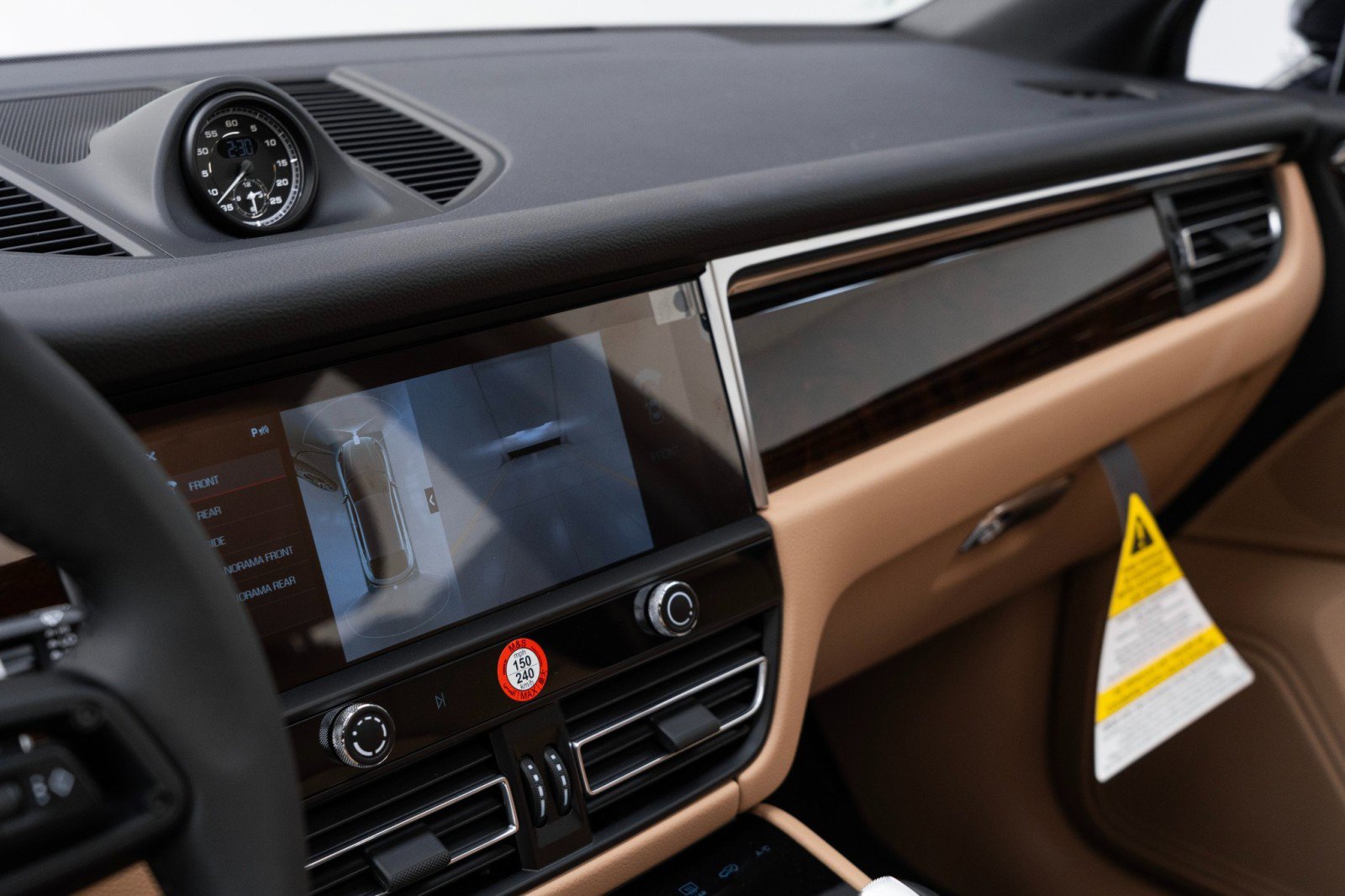 Certified 2025 Porsche Macan AWD/4WD image 23