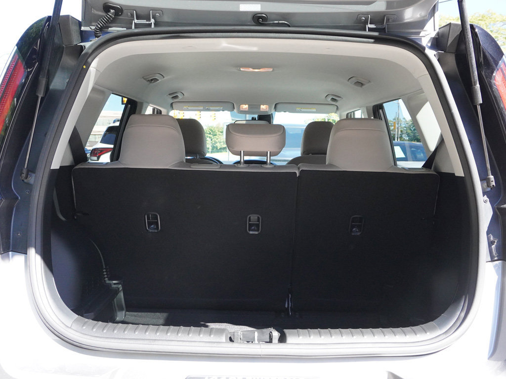 Used 2025 Kia Soul LX w/ LX Technology Package FWD image 17