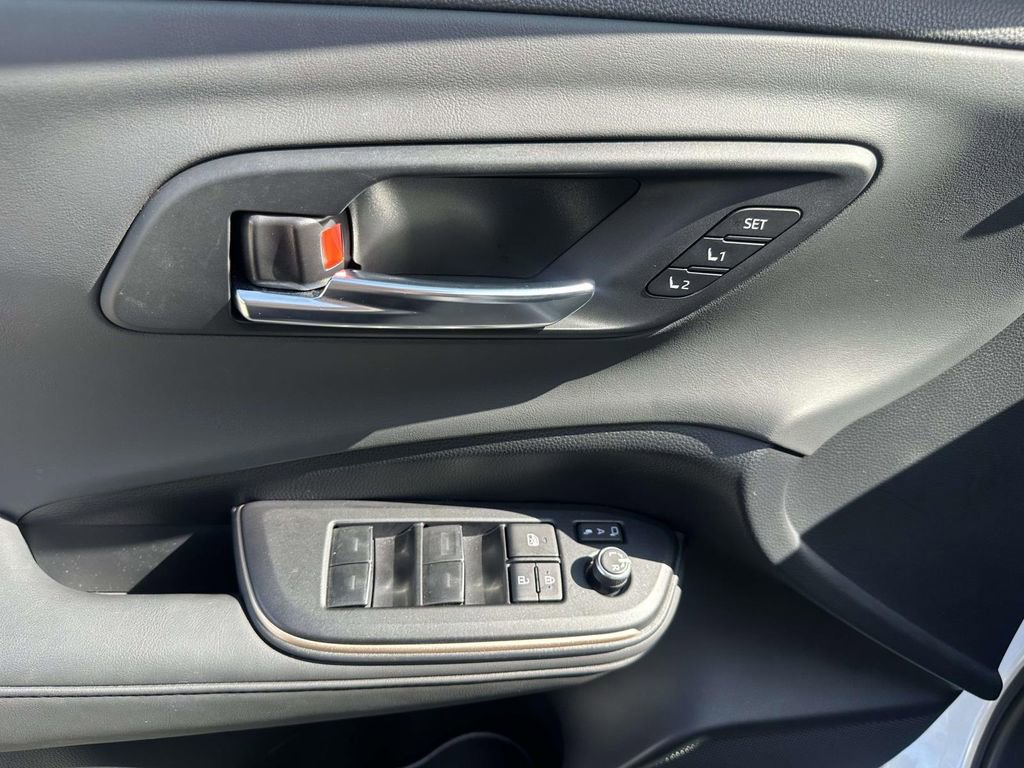 Used 2023 Toyota Crown Limited image 15