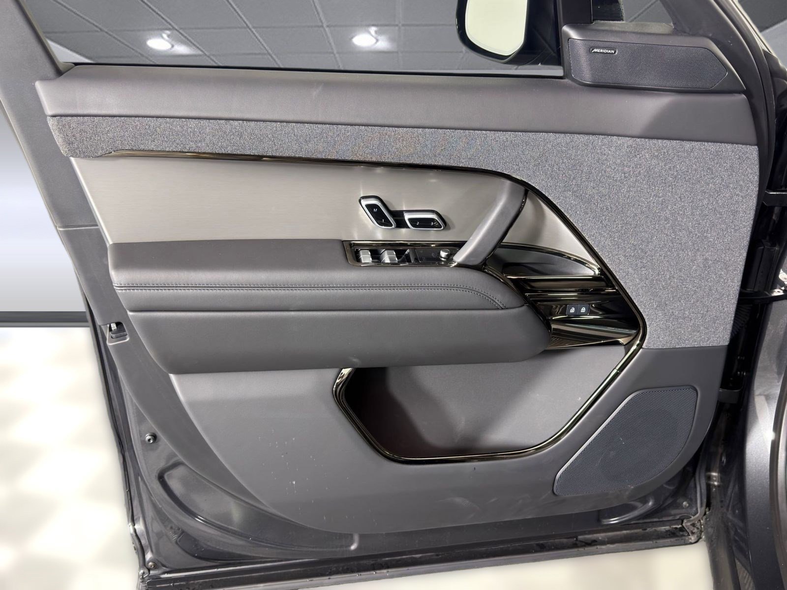 Certified 2025 Land Rover Range Rover Sport SE image 12