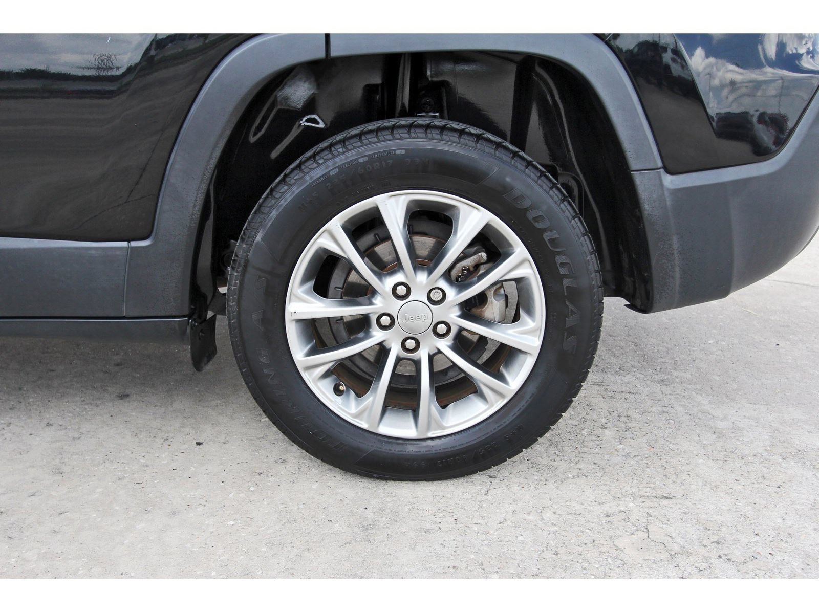 Used 2019 Jeep Cherokee Latitude Plus FWD image 30