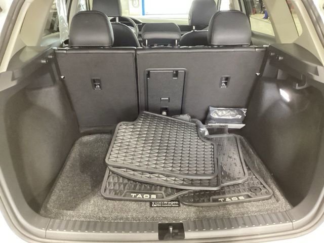 Used 2025 Volkswagen Taos SE image 18