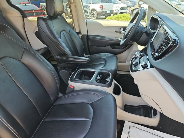 Used 2024 Chrysler Pacifica Touring-L FWD image 10
