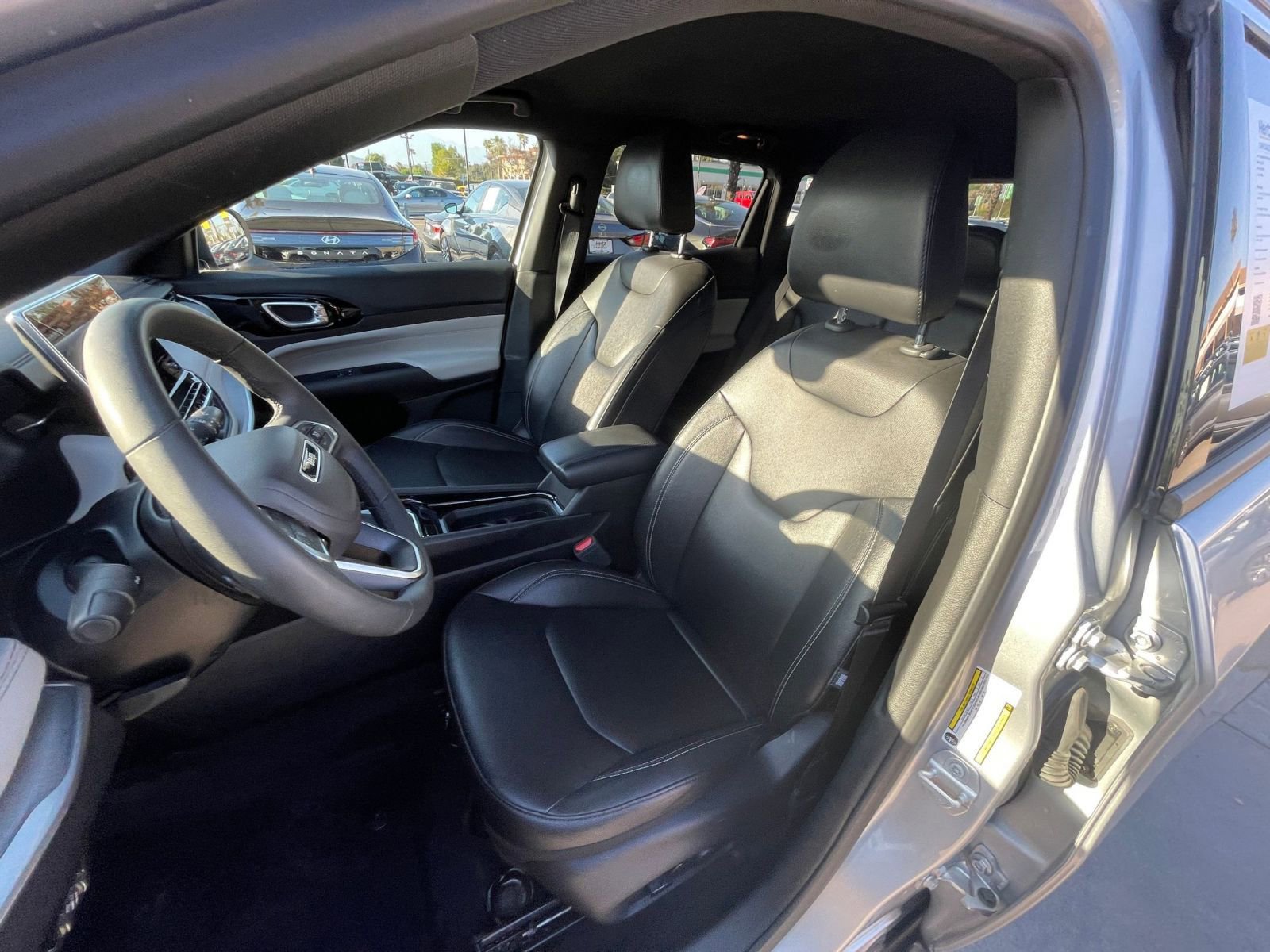 Used 2025 Jeep Compass Limited image 38