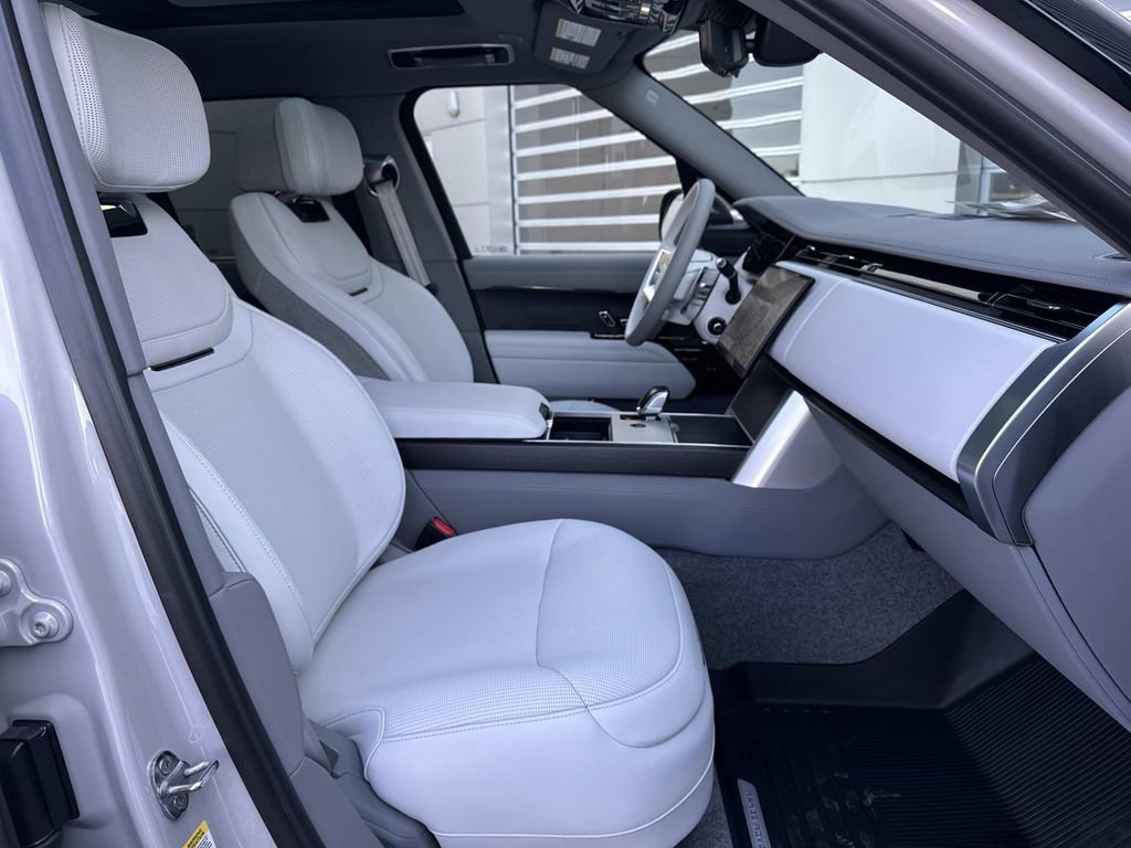New 2026 Land Rover Range Rover SV image 8
