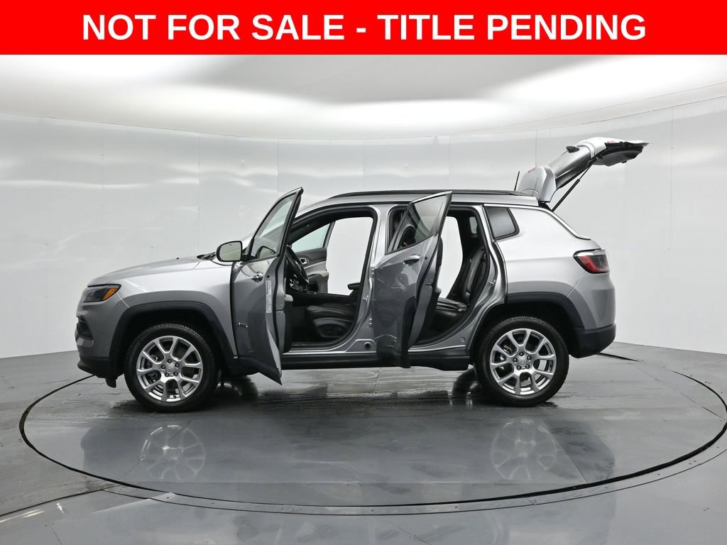 Used 2023 Jeep Compass Latitude image 29