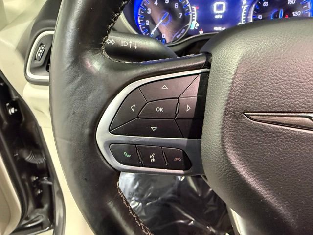 Used 2022 Chrysler Pacifica Touring-L image 16