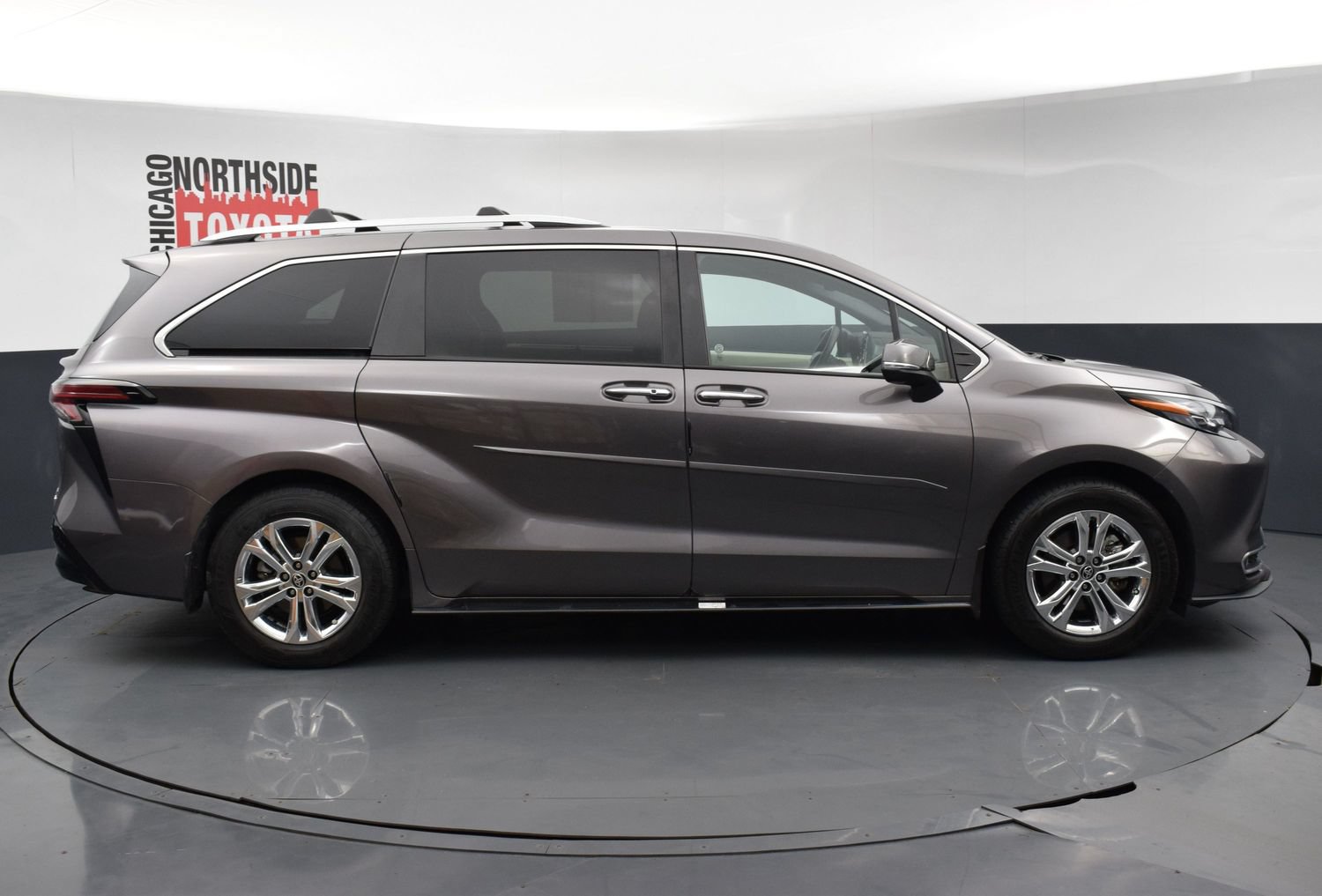 Used 2024 Toyota Sienna Platinum AWD/4WD image 5
