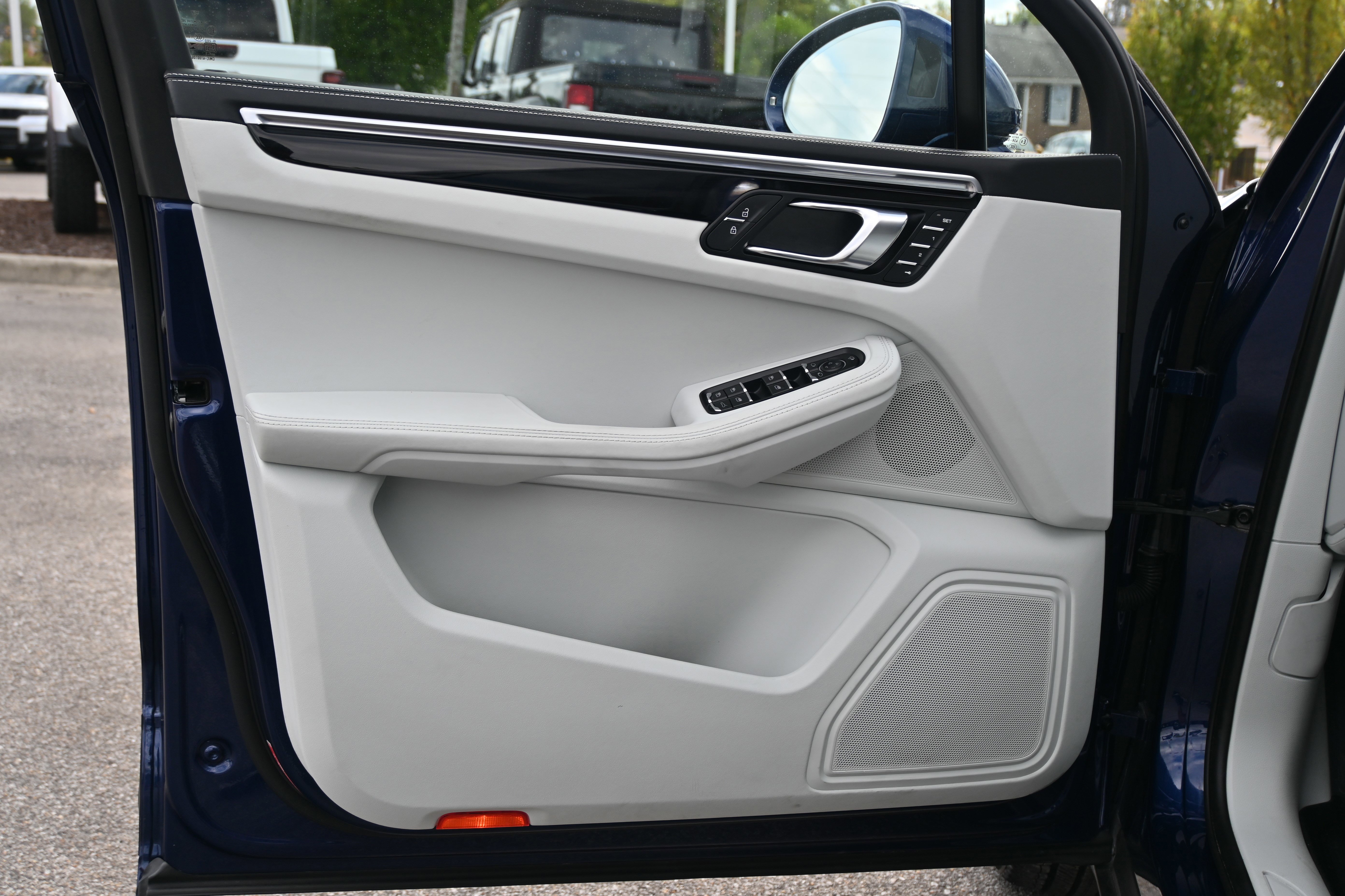 Used 2024 Porsche Macan w/ Premium Plus Package image 27