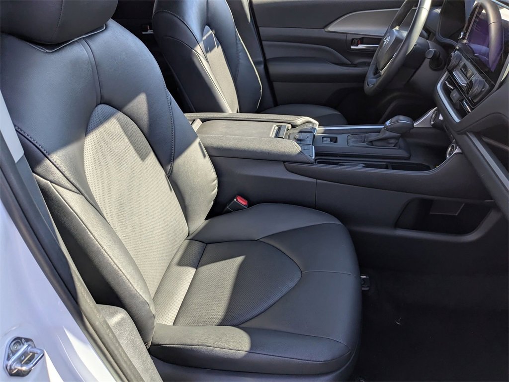 Used 2025 Toyota Grand Highlander FWD image 36