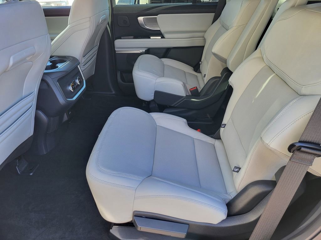 Used 2025 Ford Expedition Platinum w/ Driver's Package image 17