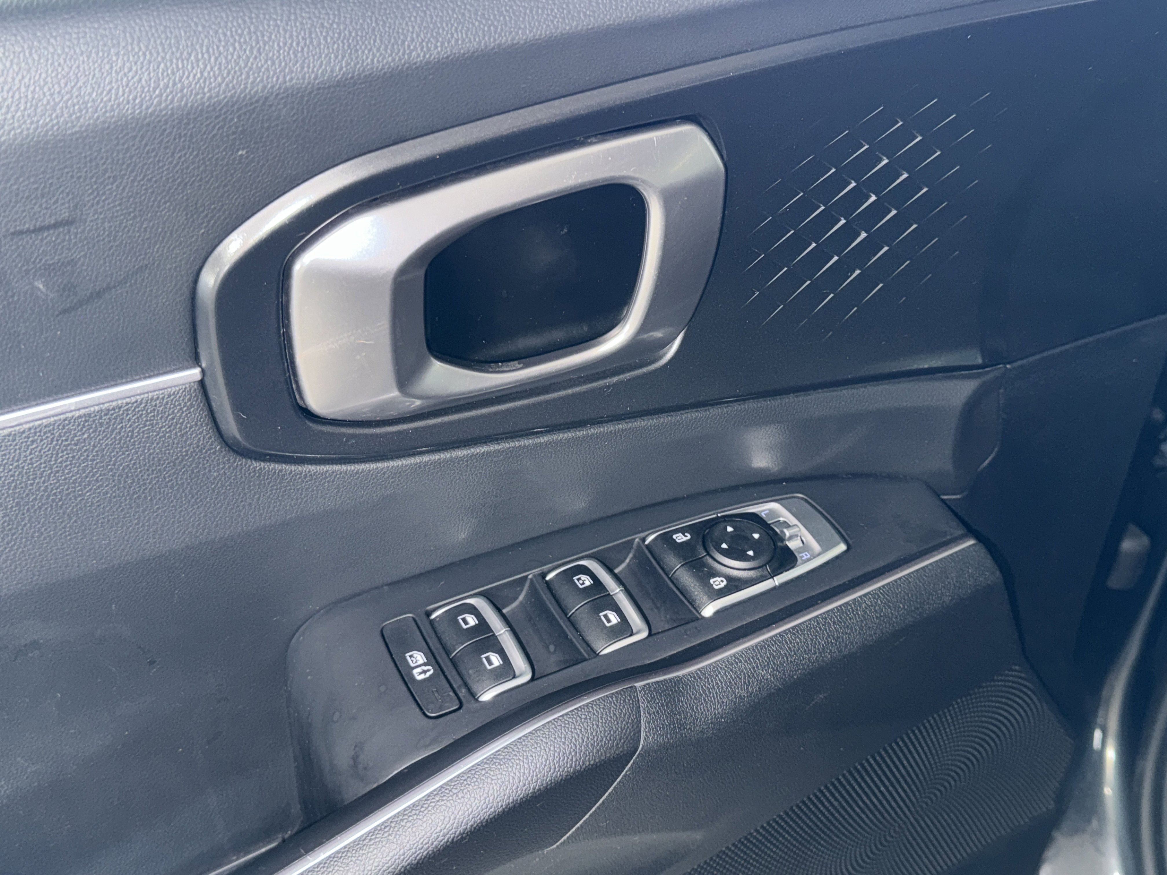 Used 2023 Kia Sorento LX image 17