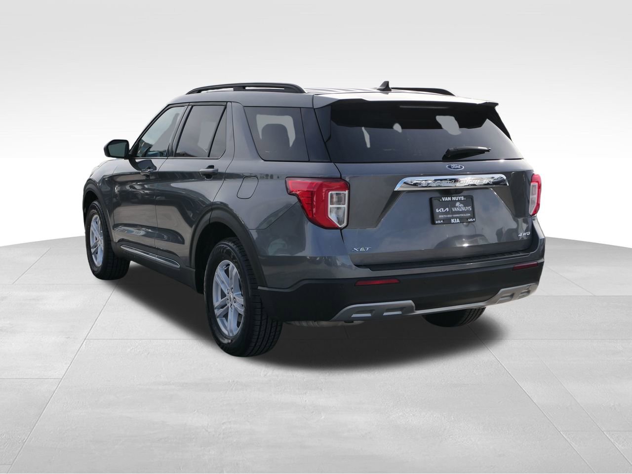 Used 2024 Ford Explorer XLT w/ Equipment Group 202A image 5