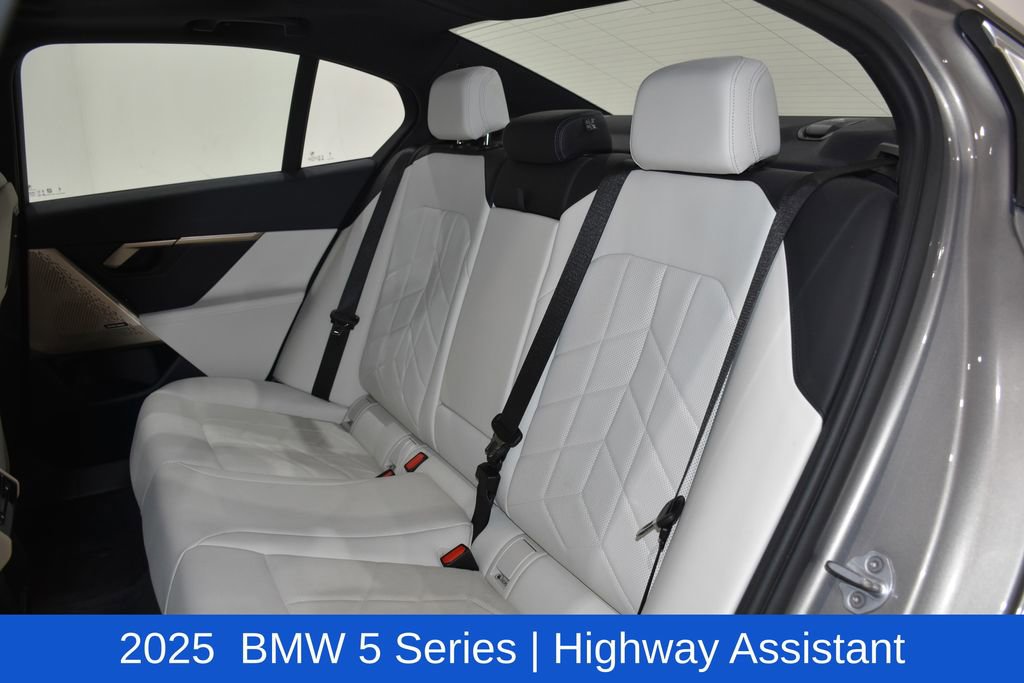 Used 2025 BMW 530i xDrive w/ Premium Package image 28