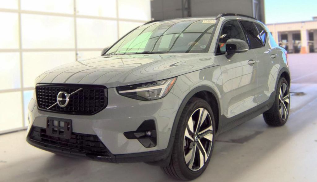 Used 2025 Volvo XC40 B5 Plus w/ Protection Package Premier AWD/4WD image 1