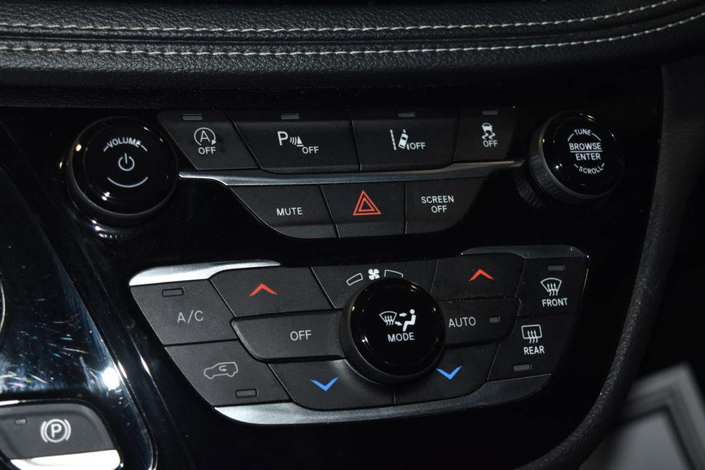 Used 2025 Chrysler Pacifica Limited image 14