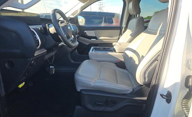 Used 2025 Ford Expedition Active AWD/4WD image 5