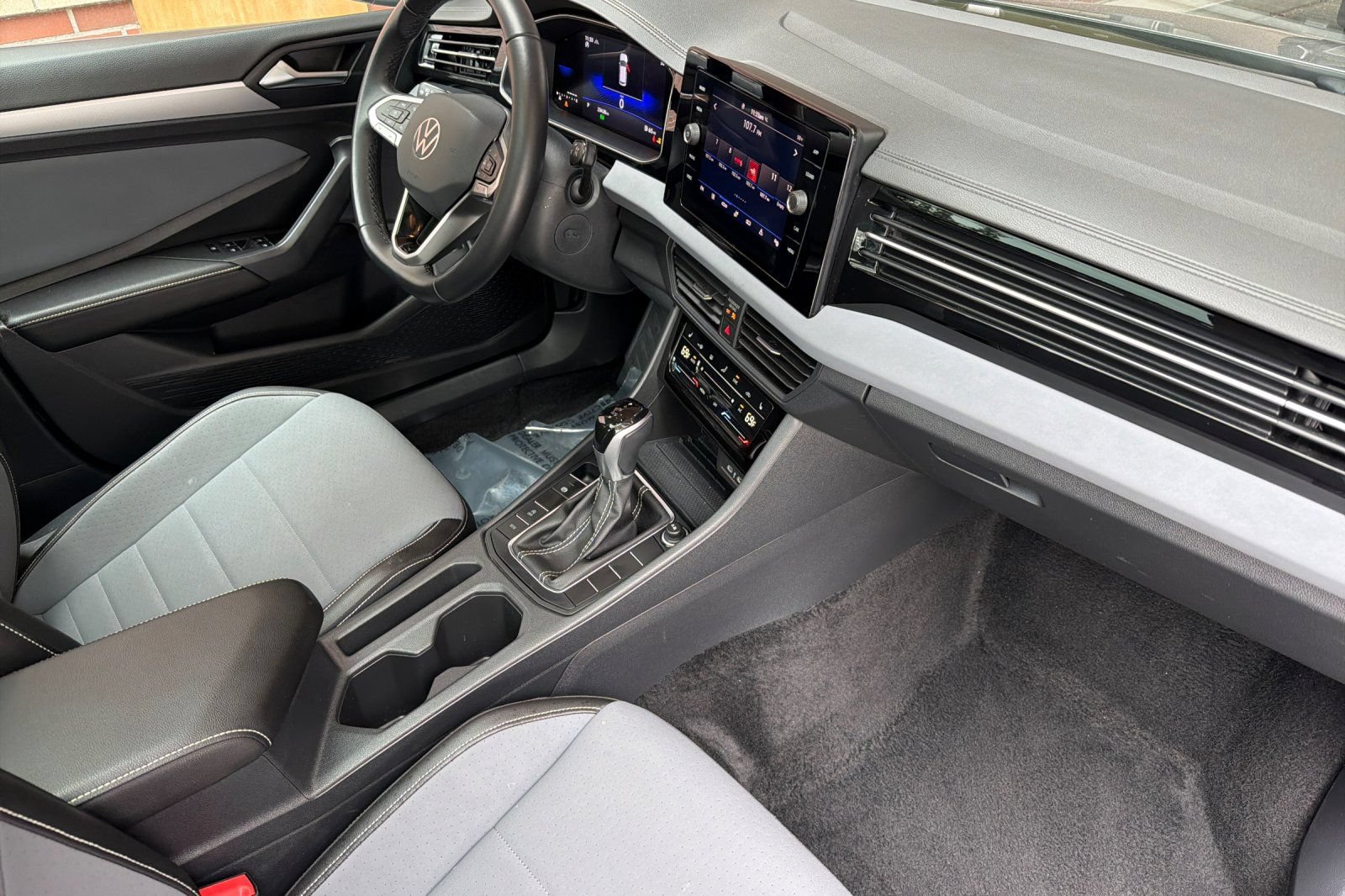 Used 2025 Volkswagen Jetta SE FWD image 15