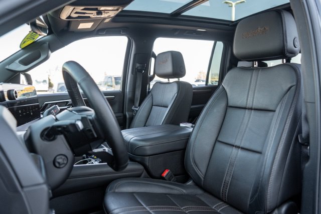 Used 2025 Chevrolet Suburban High Country AWD/4WD image 21